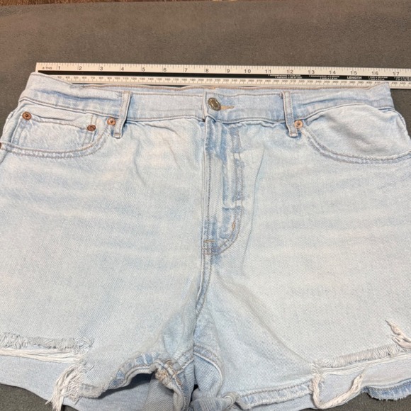 American Eagle Denim Shorts Relaxed Cut Off Size 12 Light Wash - Picture 7 of 8
